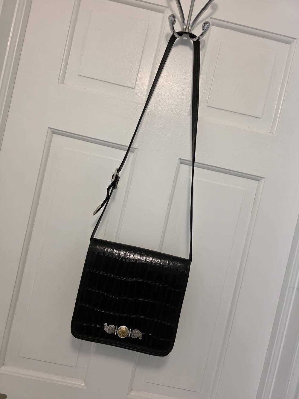 ZIPPI Black Croc-Embossed Crossbody/Shoulder Bag with Two-Tone Medallion Accent - Picture 2 of 13